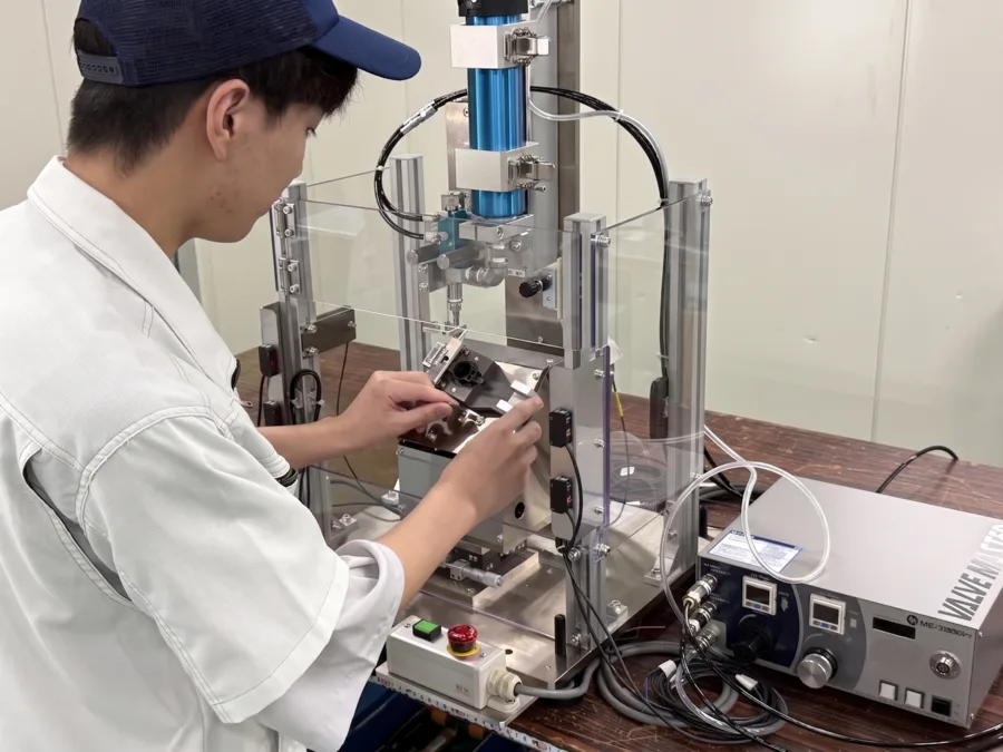 設備組立の様子｜北陸精機の設備開発工程