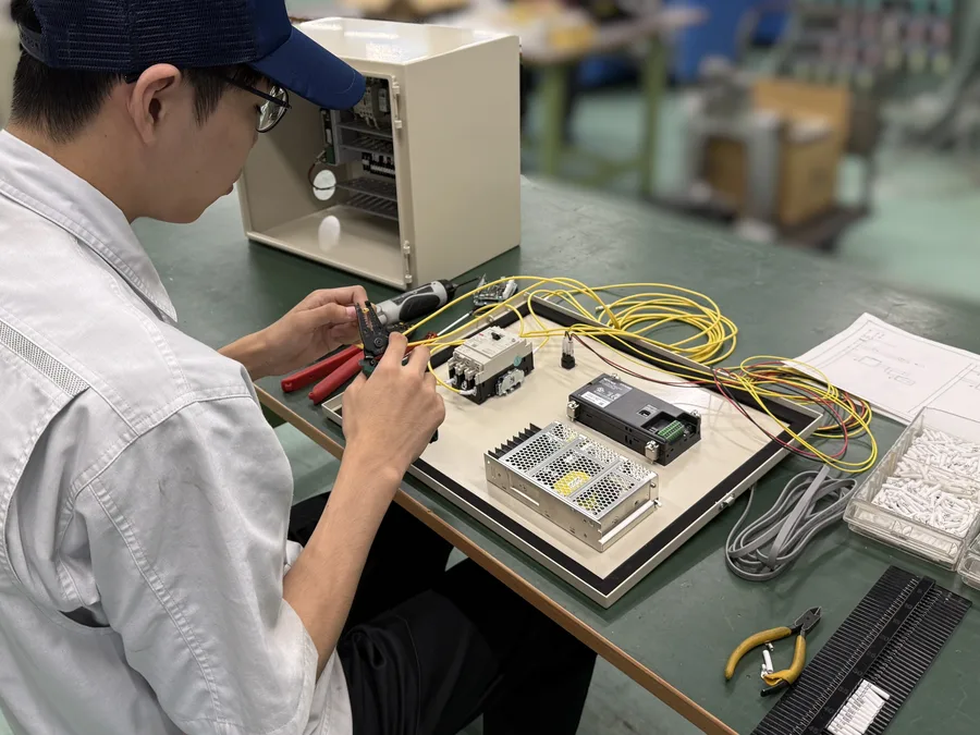 配線作業の様子｜北陸精機の設備開発工程